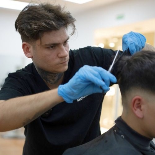 Experto barbero Mogan’s realizando corte preciso en Sevilla.